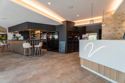 Réception du Val Moret avec son bar et coin lounge
